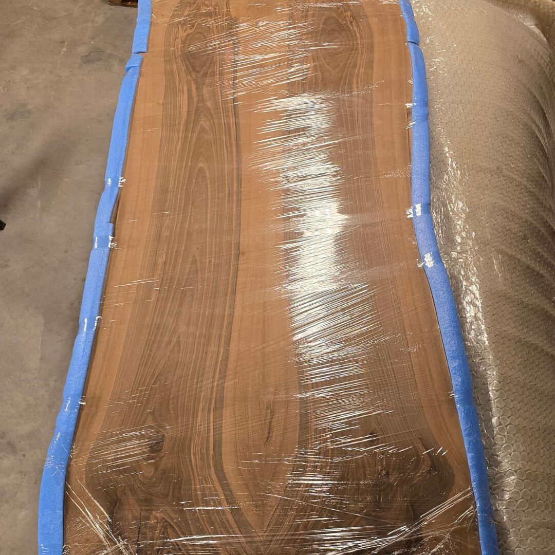 Unik valnød planke med naturkant til plankebord på mål