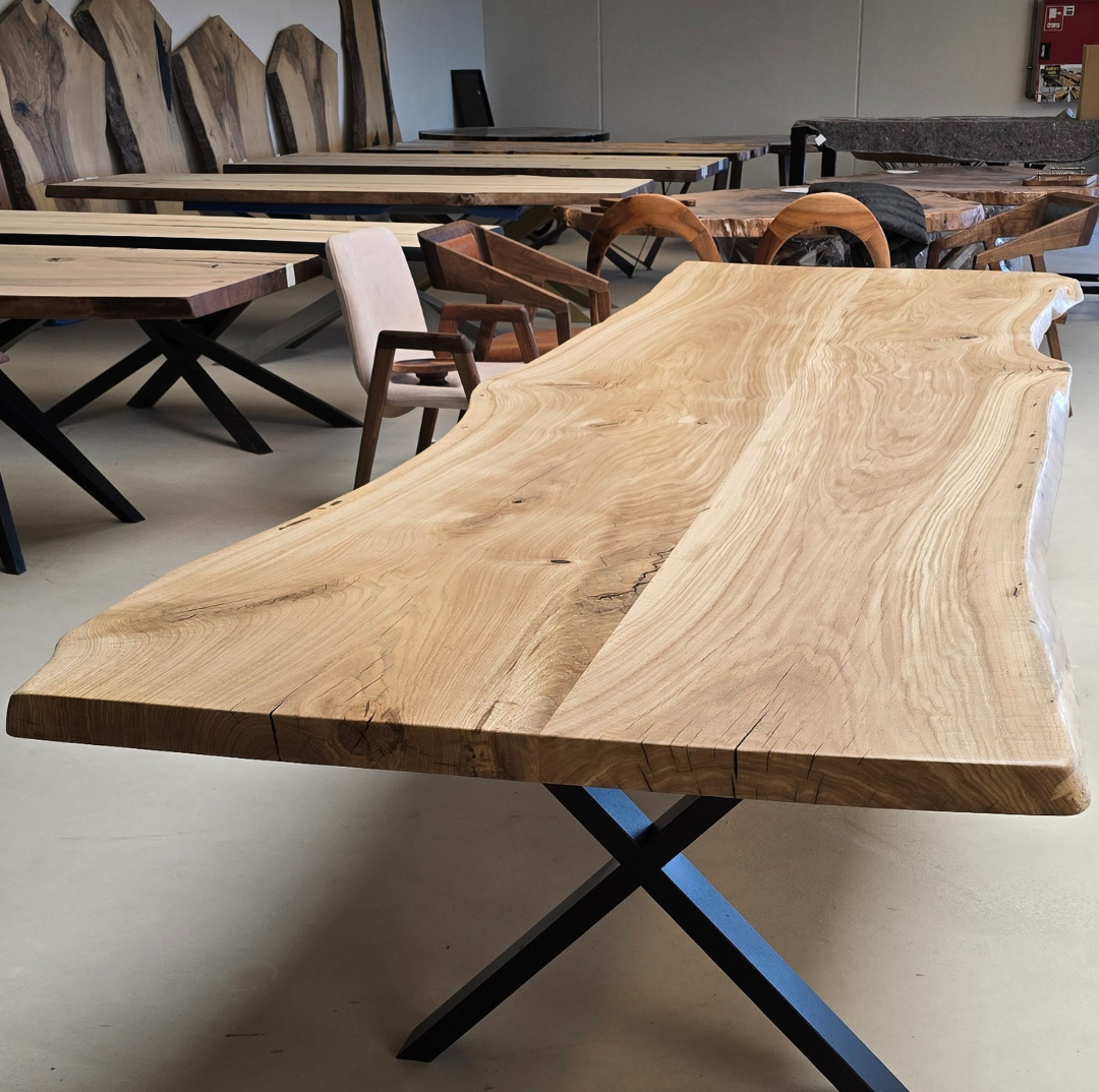 Plankebord i eg med natur kant og mat lak behandling, samt X-formede bordben i metal