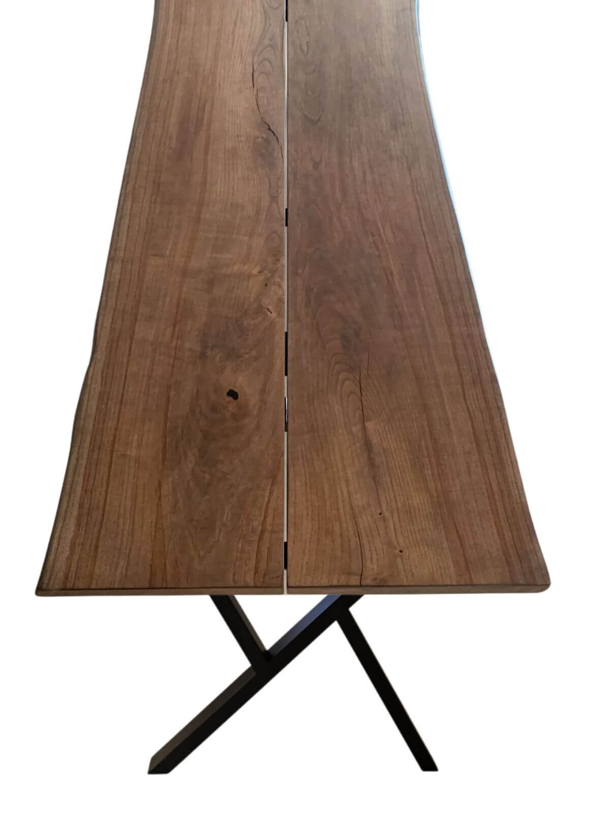 Plankebord i massivt valnød med to planker og sort metal cross-ben – eksklusivt spisebord