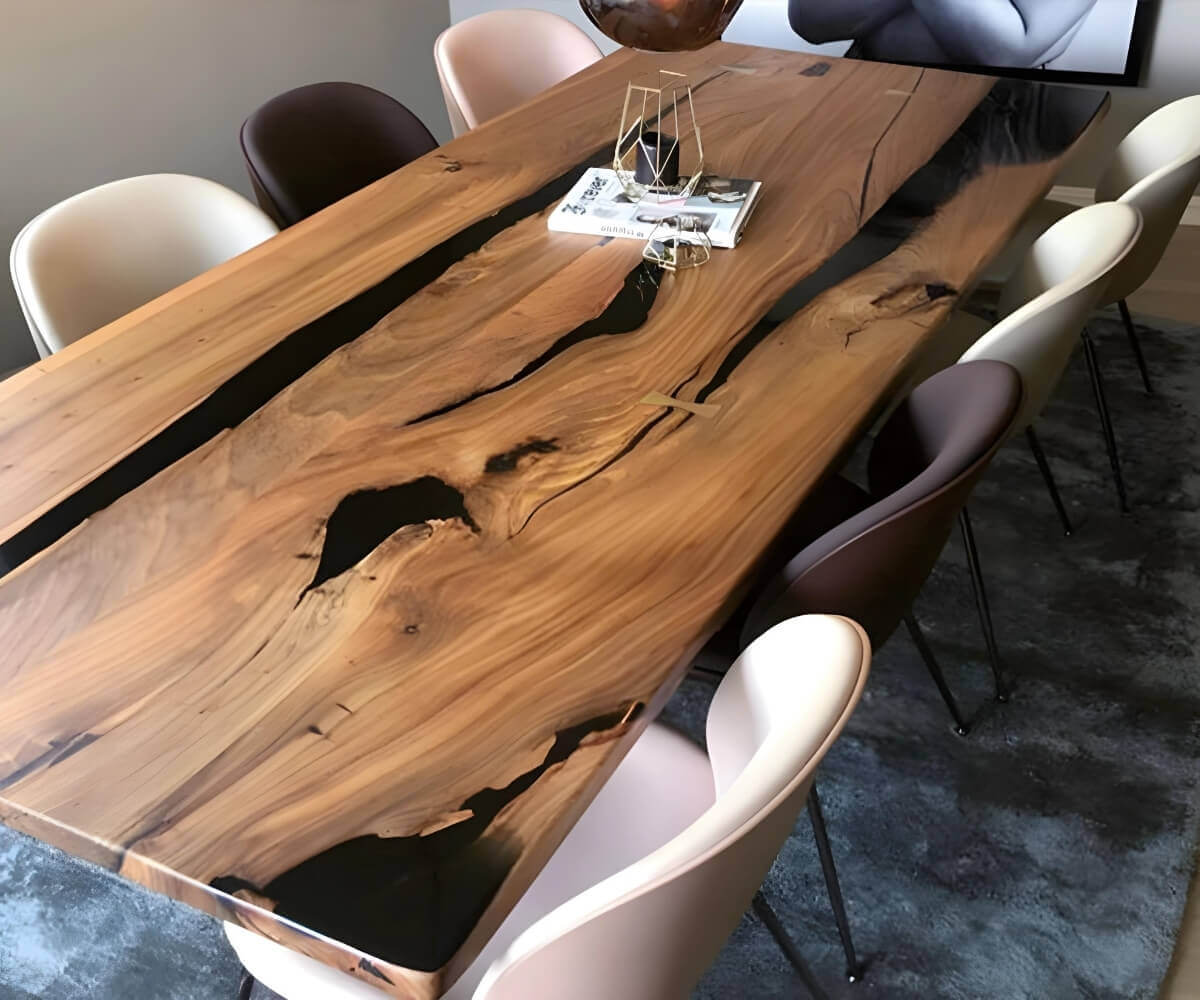 Eksklusivt valnød plankebord med sort epoxy