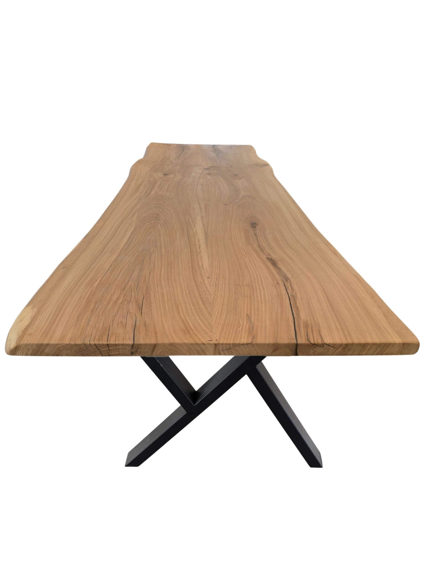 Plankebord i egetræ med naturlige årer og organisk form, sort epoxy samt cross-form bordben