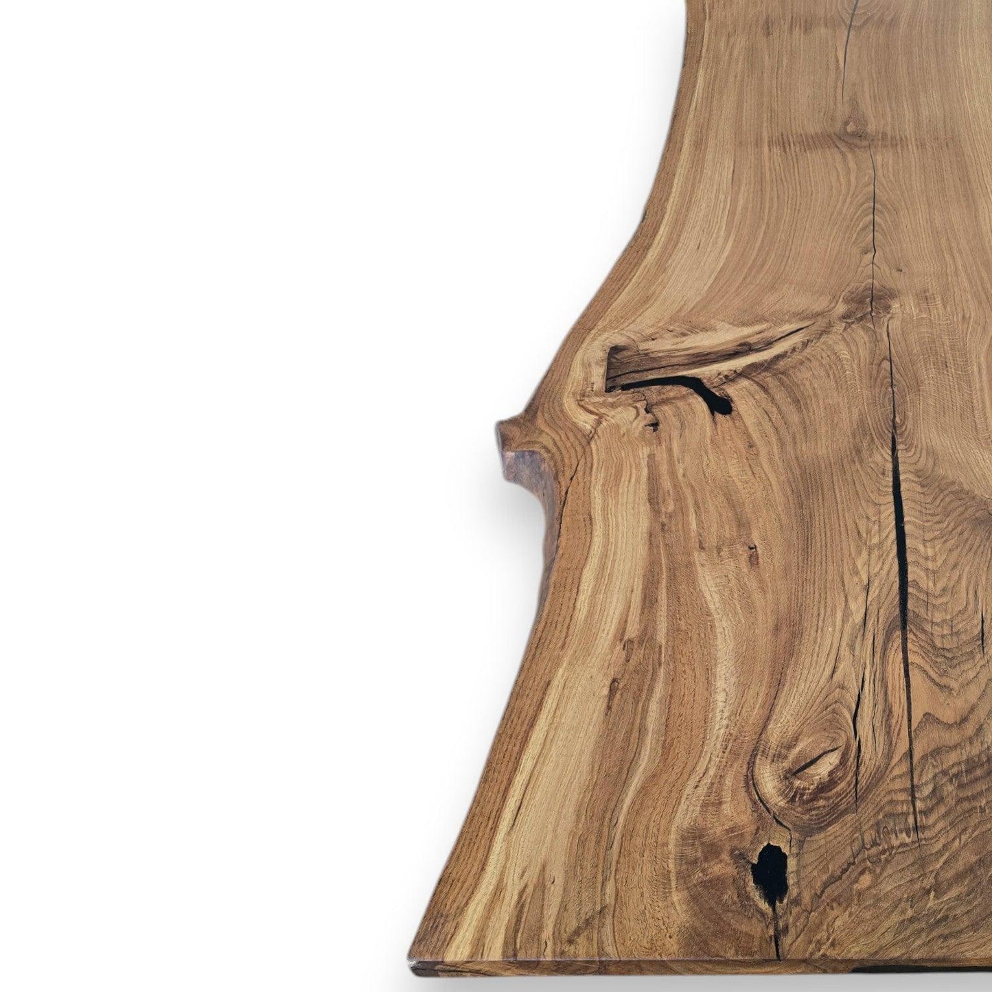 Massivt plankebord med naturkant – dansk design i detaljer