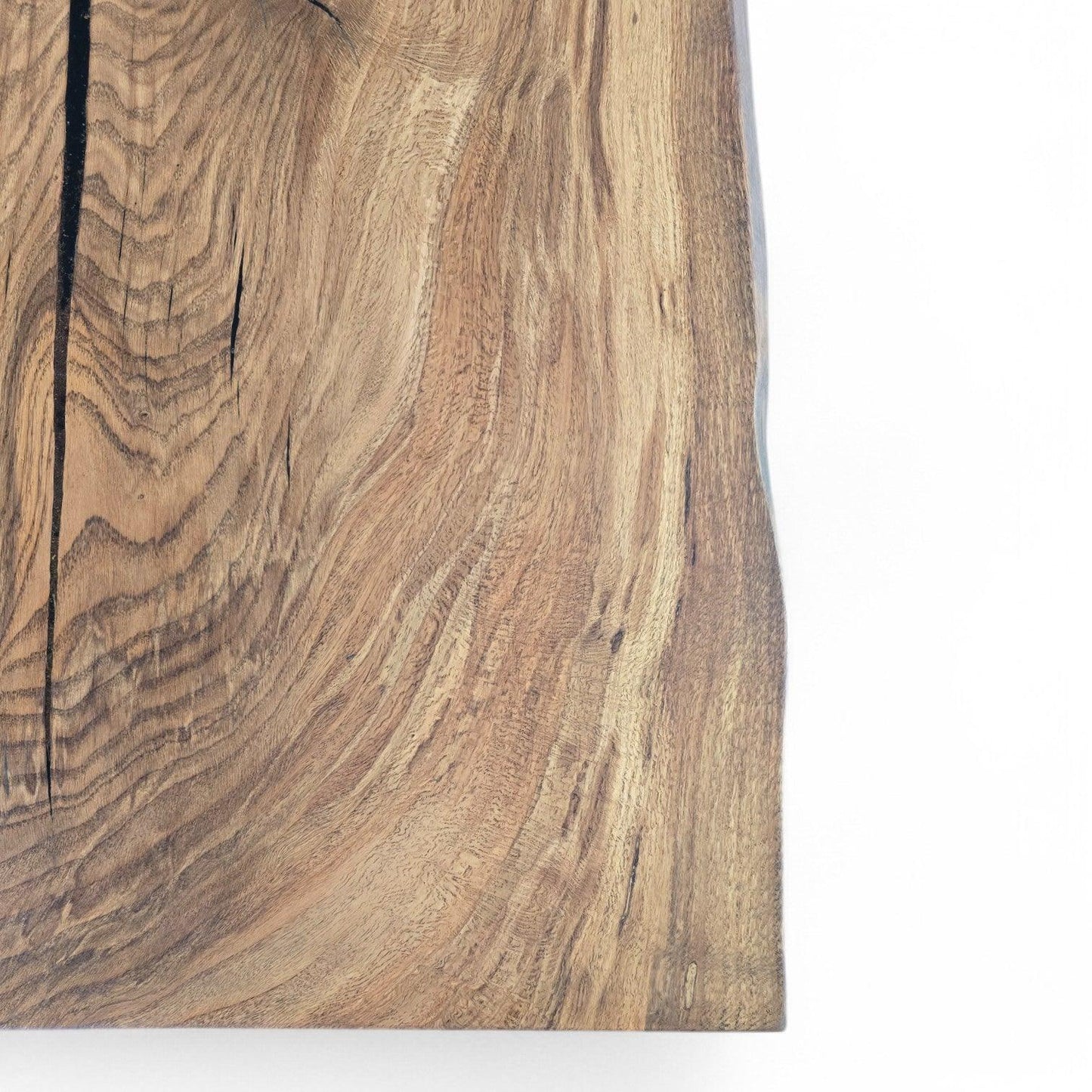 Unikt plankebord med live edge og rustikt udtryk