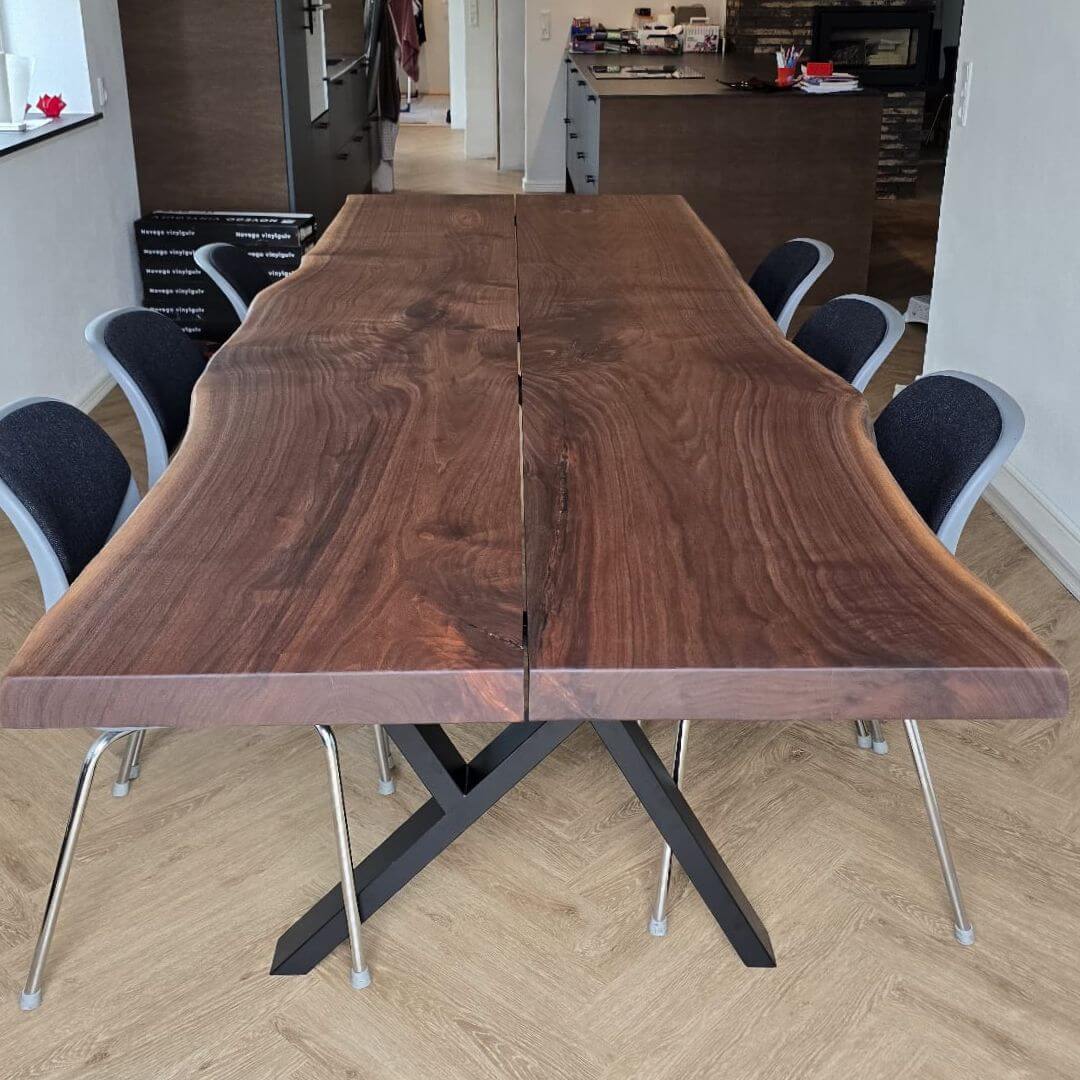 Plankebord i mørk valnød – dansk design og håndværk