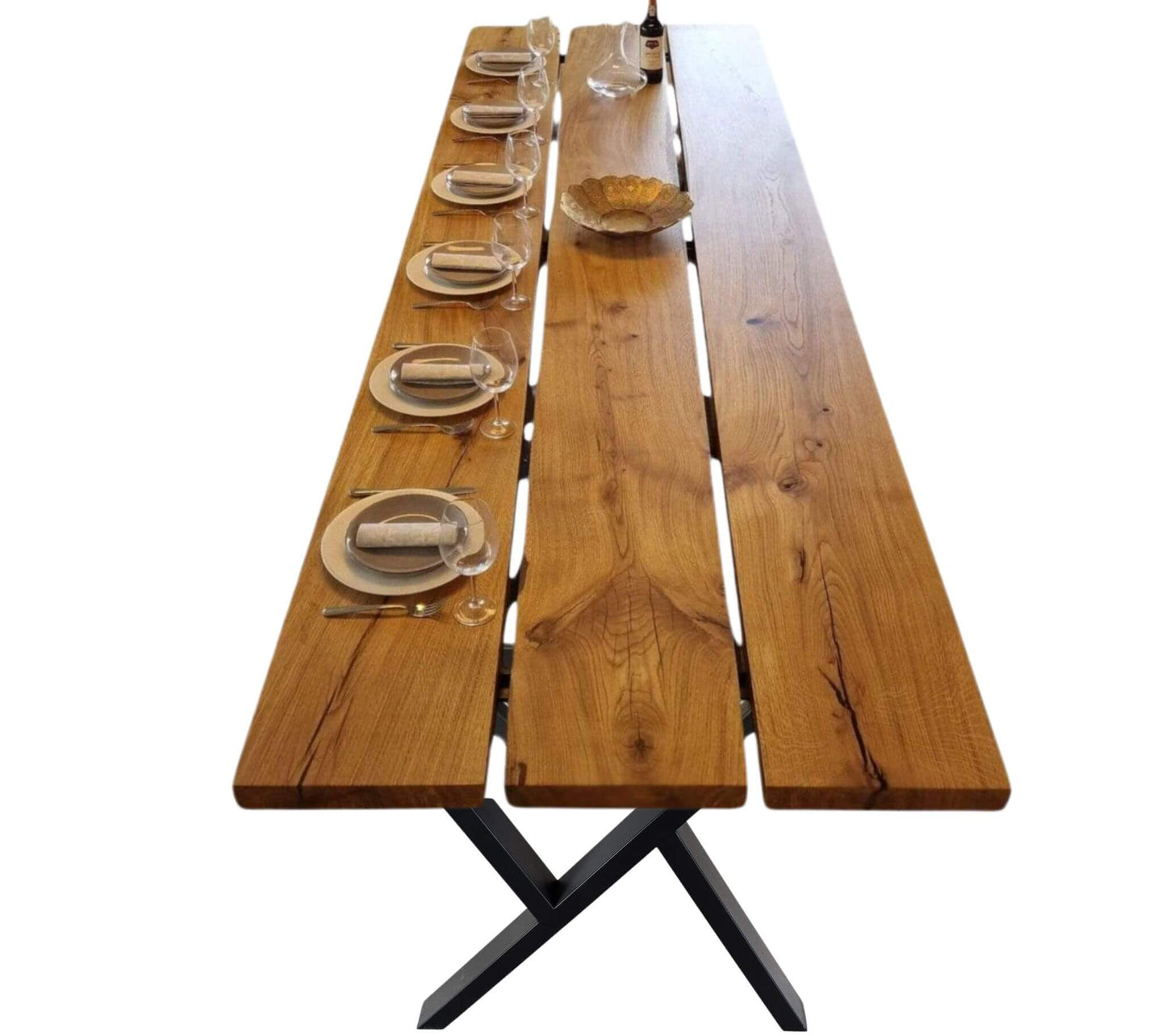 Plankebord i massivt egetræ med lige kant, dækket op til middag – langt spisebord på sort krydsstel