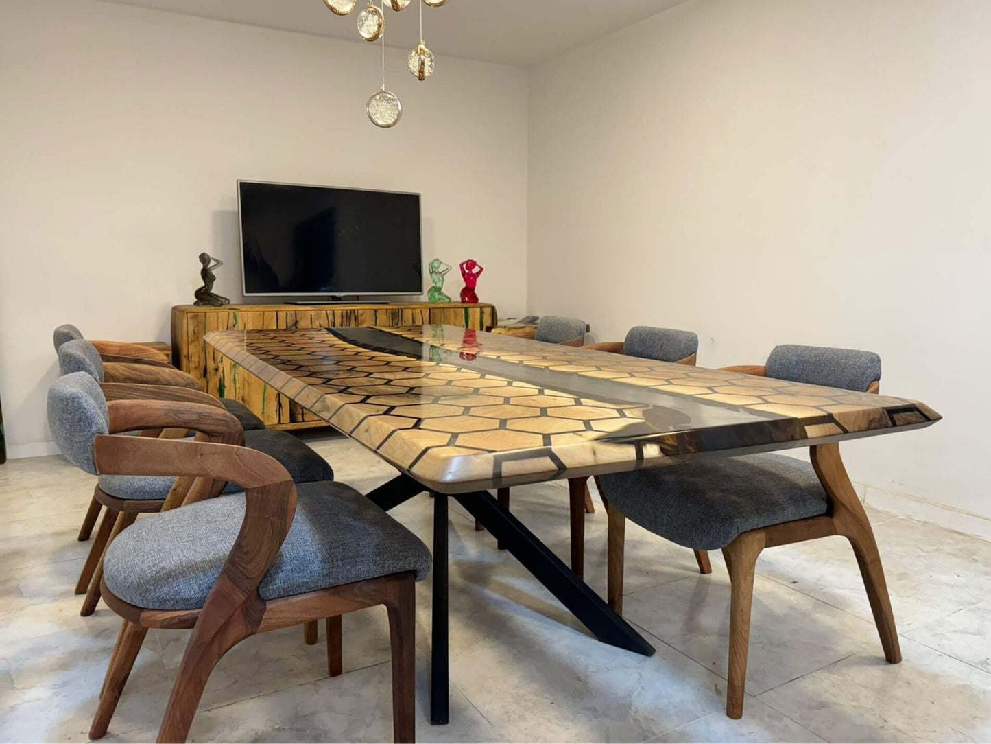 Håndlavet plankebord i massiv valnød med epoxy detaljer og stjernestel i sort metal