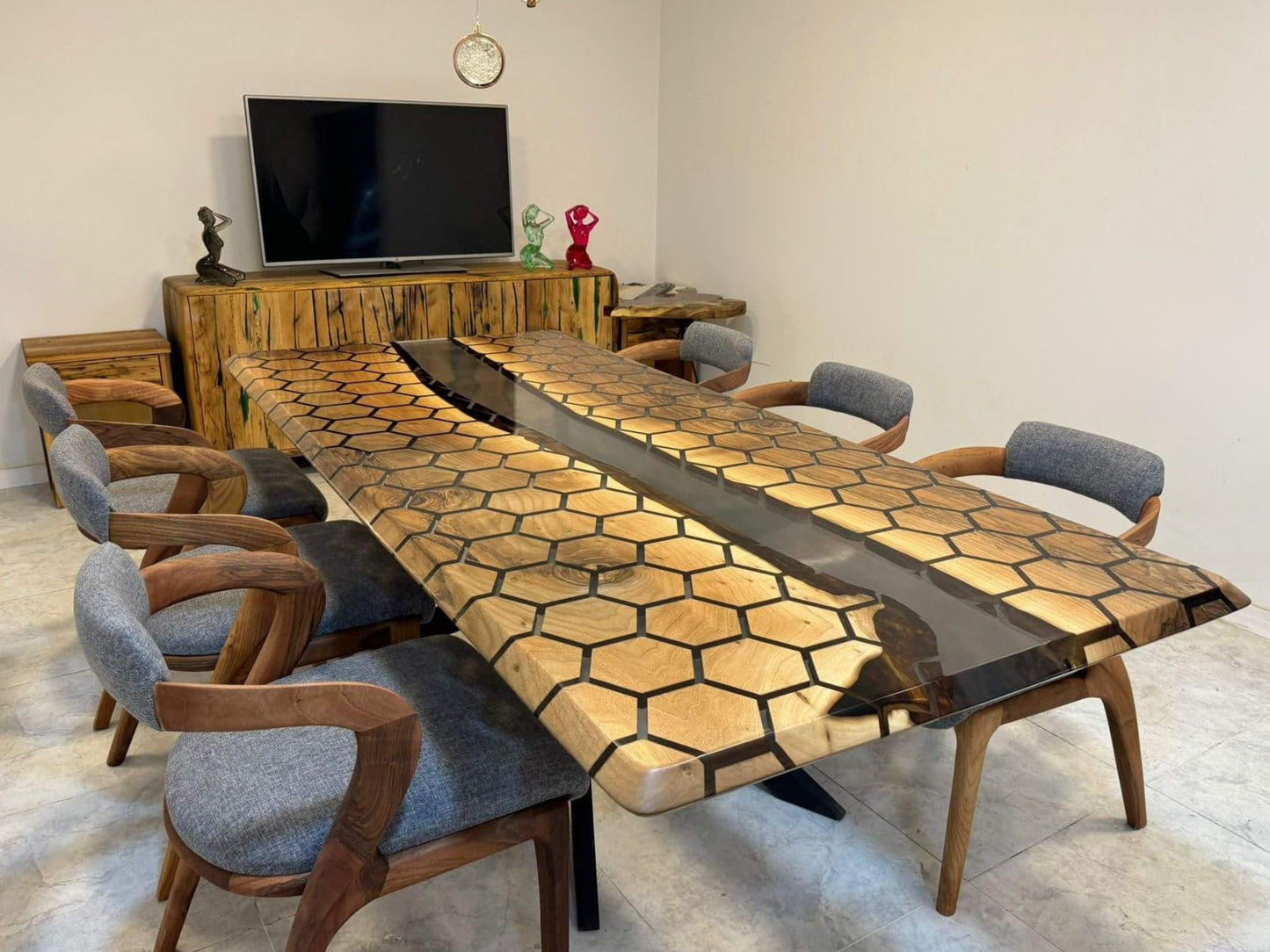 Plankebord i valnød med sort epoxy og sekskantet mønster