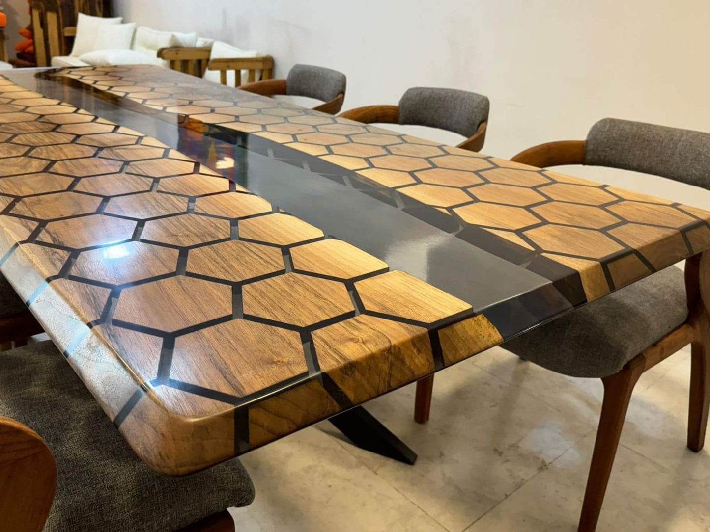 Håndlavet plankebord i massiv valnød med epoxy detaljer