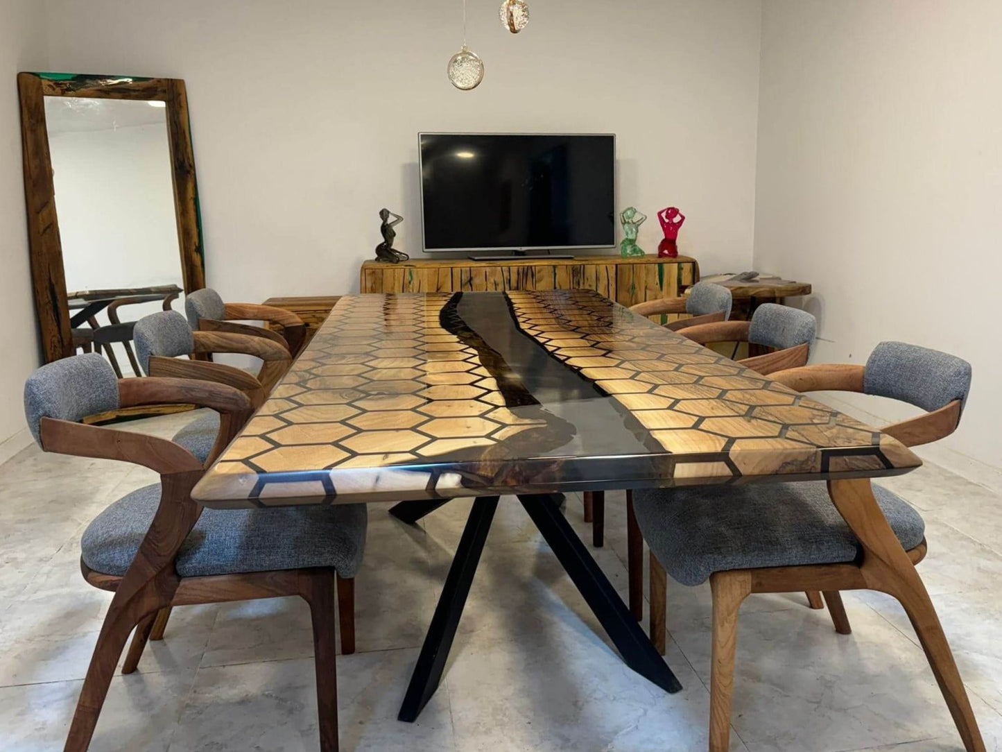 Unikt valnød plankebord med epoxy og dekorativt sekskant design