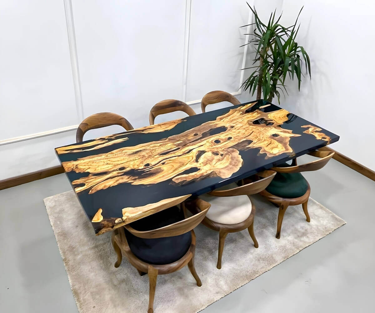 Plankebord i valnød kombineret med sort epoxy