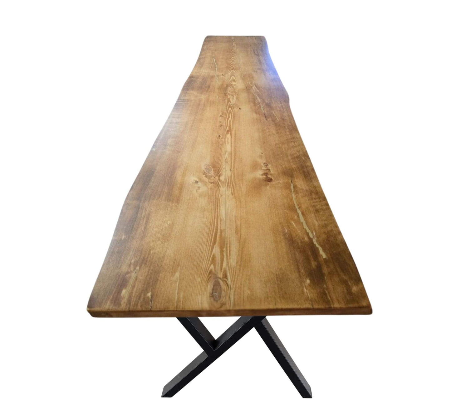 Plankebord i fyrretræ med naturkant og karakterfulde årer, monteret på cross ben i sort metal