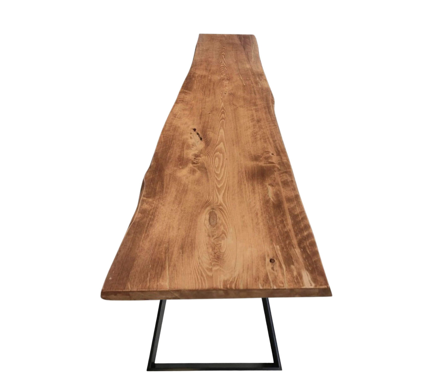 Plankebord i fyrretræ med naturkant og karakterfulde årer, monteret på trapez ben i sort metal