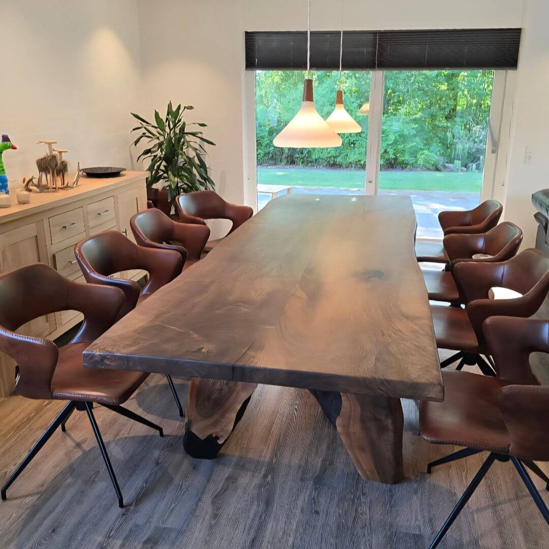 Moderne spisebord i valnødetræ med unikt epoxy mønster