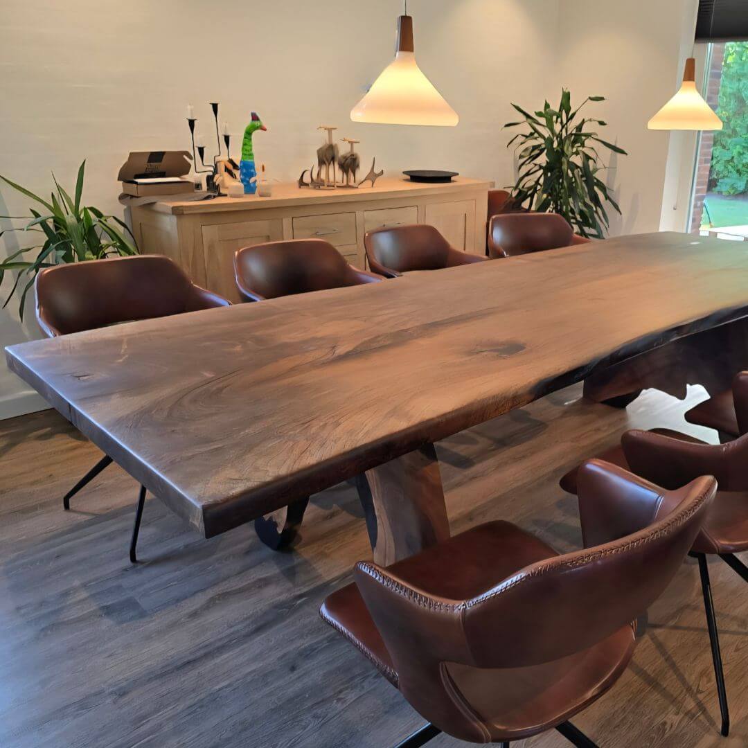 Massivt plankebord i valnød med sort epoxy detaljer – dansk design