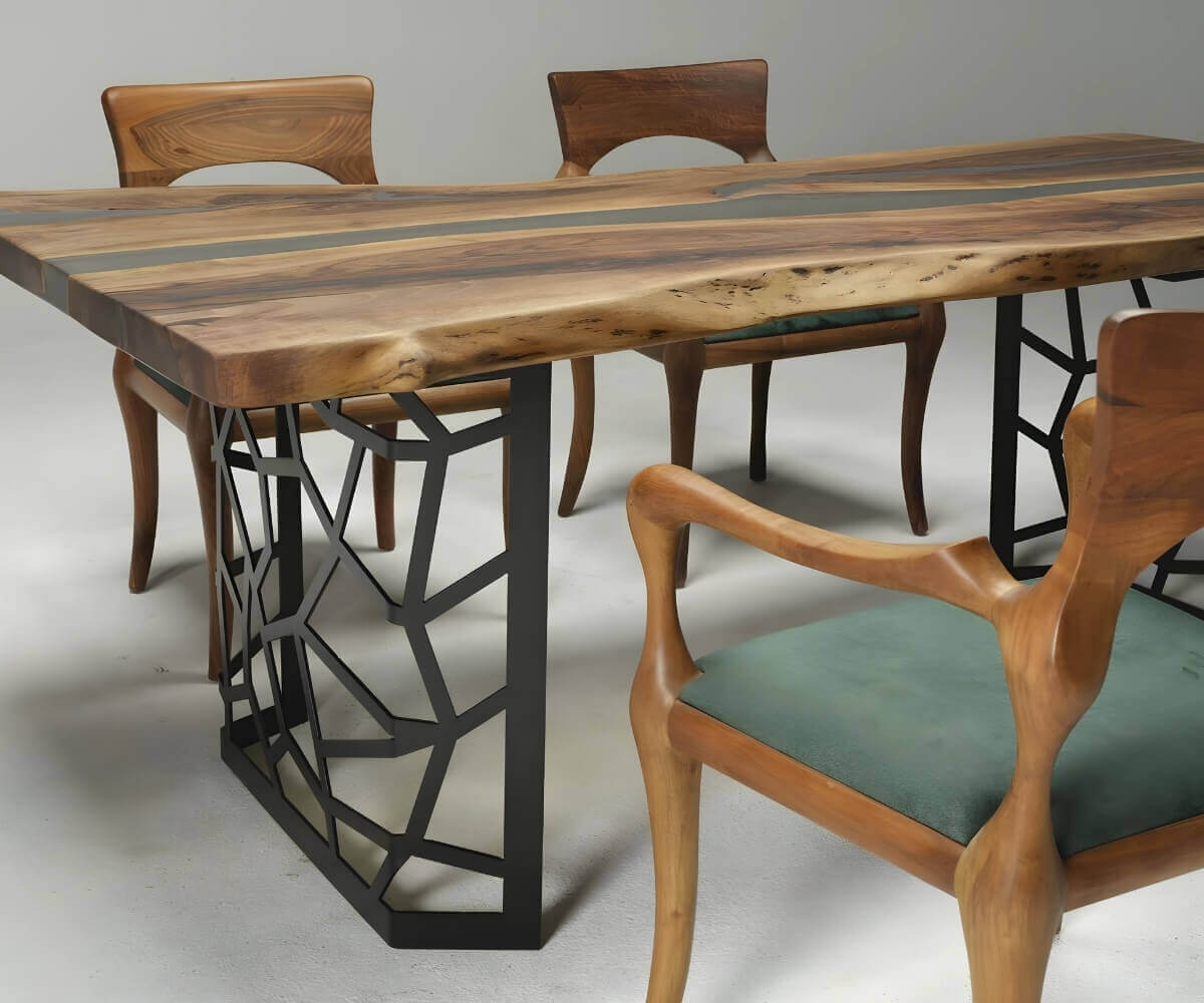 Design spisebord i valnød med geometrisk bordben
