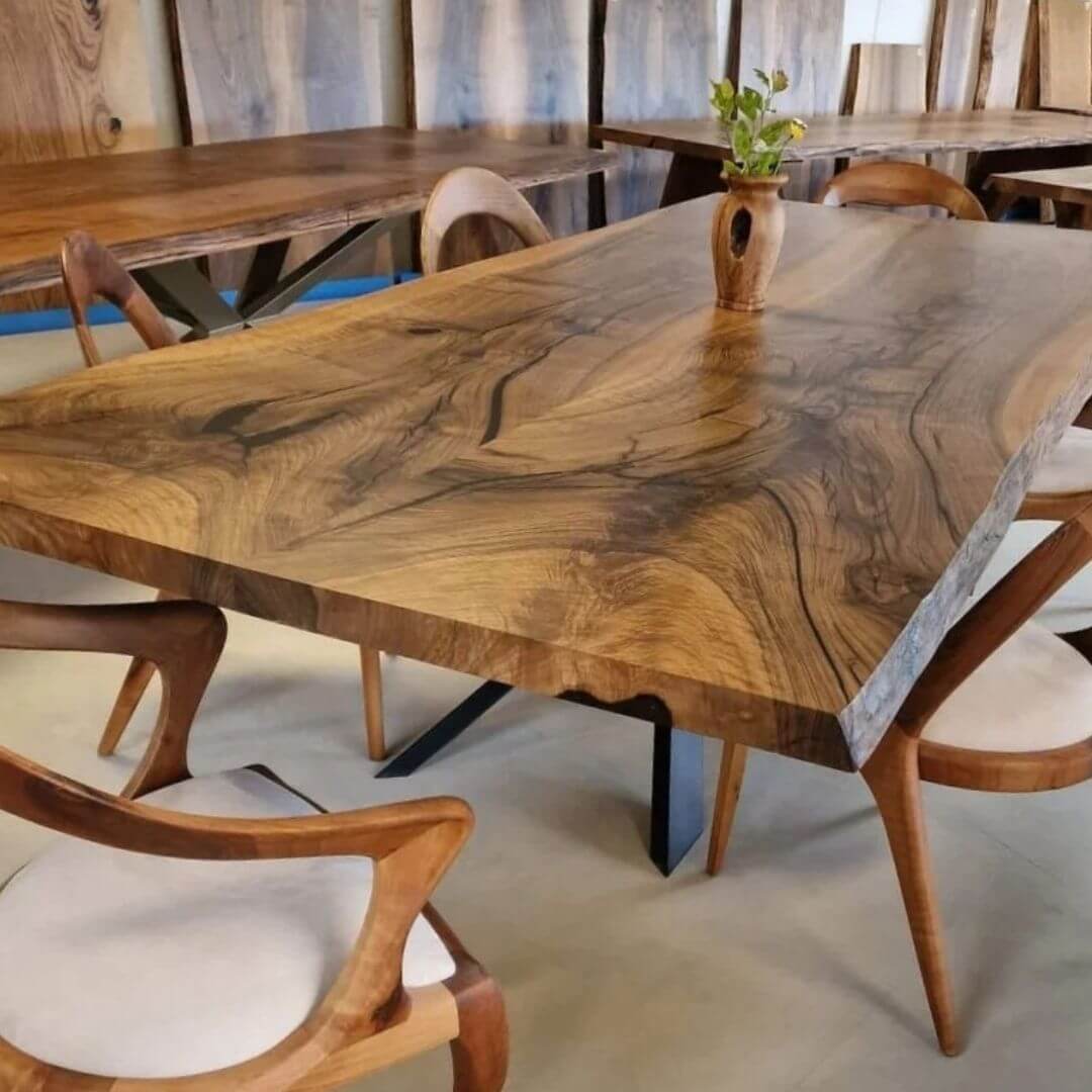 Plankebord i mørk valnød med sort epoxy – luksuriøst spisebord