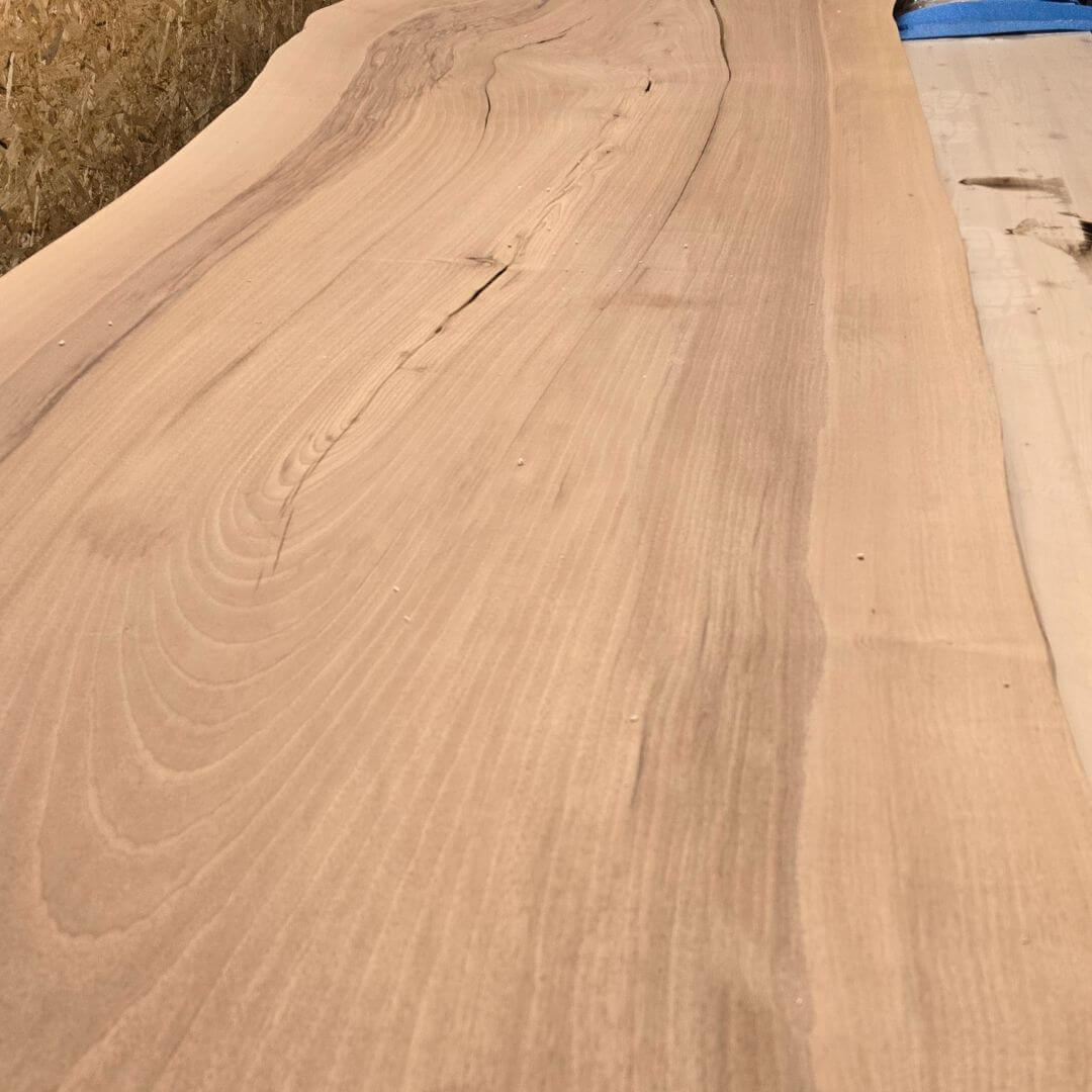 Valnød hel planke med naturlige revner og spil – rå træplade til håndlavet bord