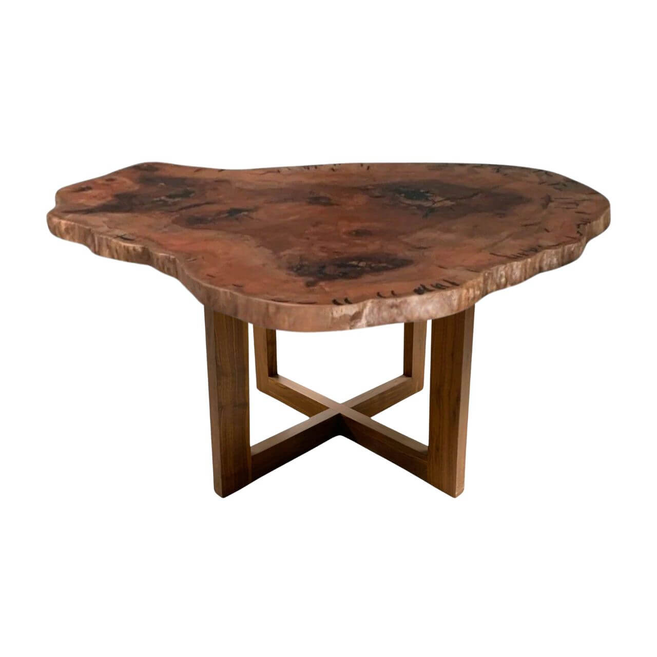 Plankebord i platantræ med naturkant og massive krydsben i træ