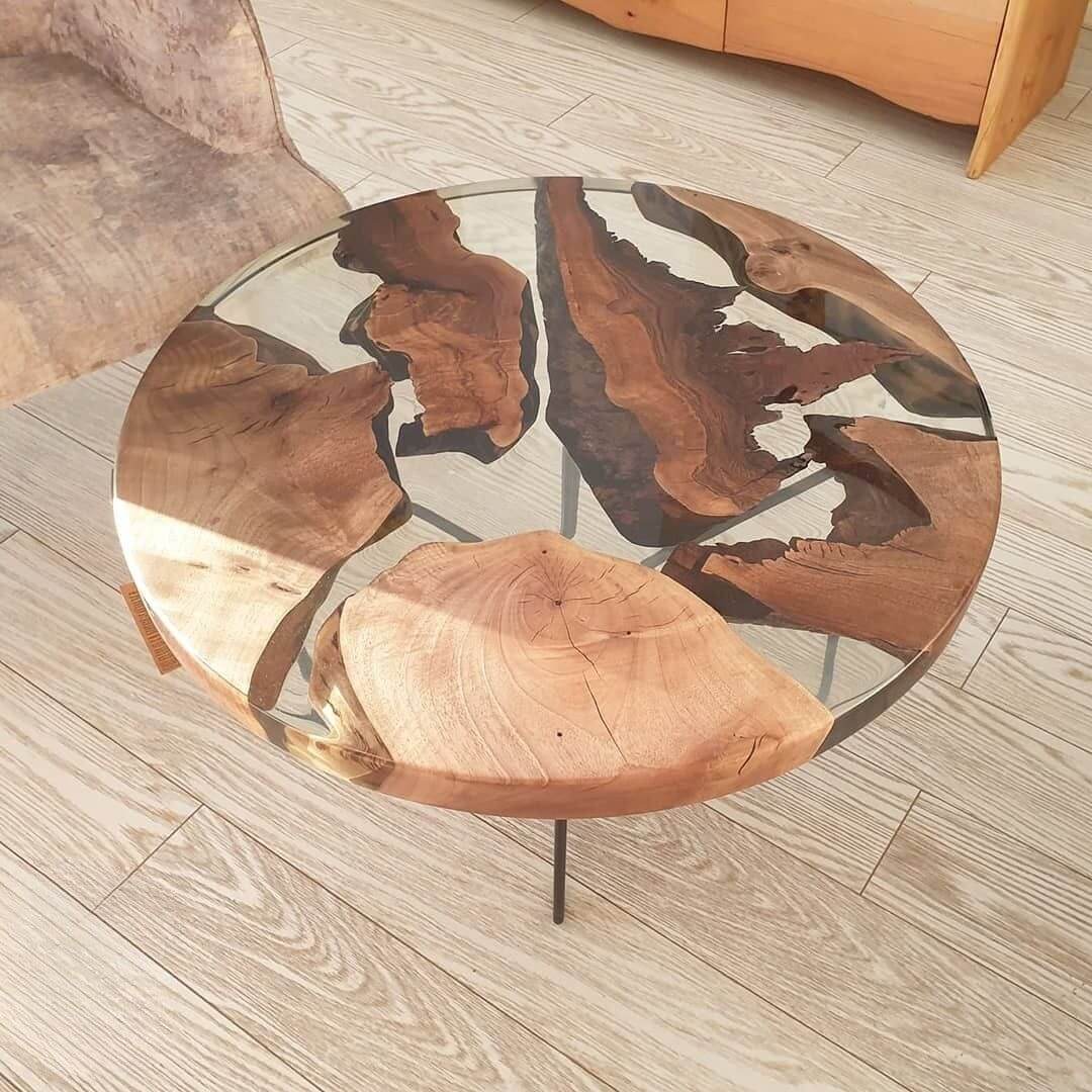 Moderne epoxy sofabord med massivt træ og sort metalstel