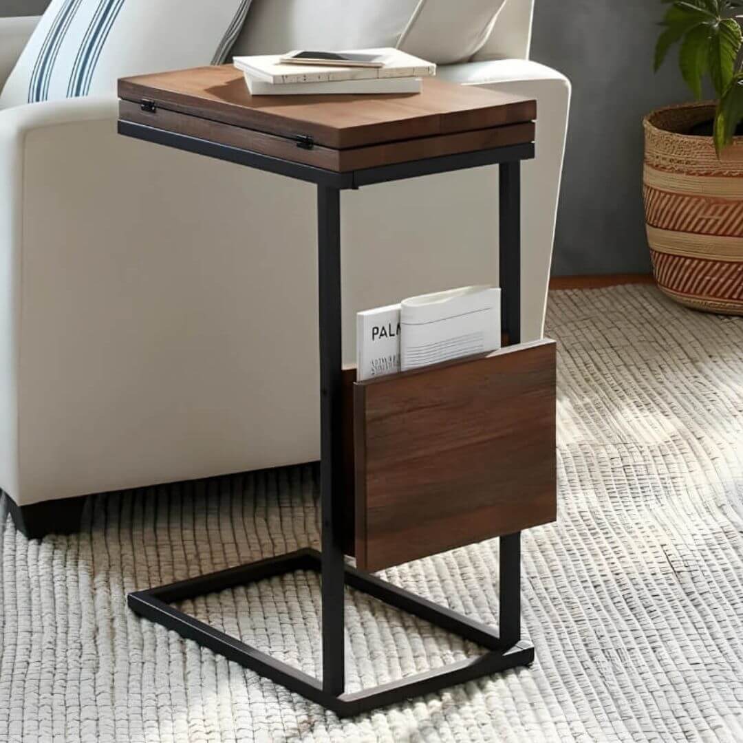 Moderne sidebord i valnød med metalstel og magasinholder