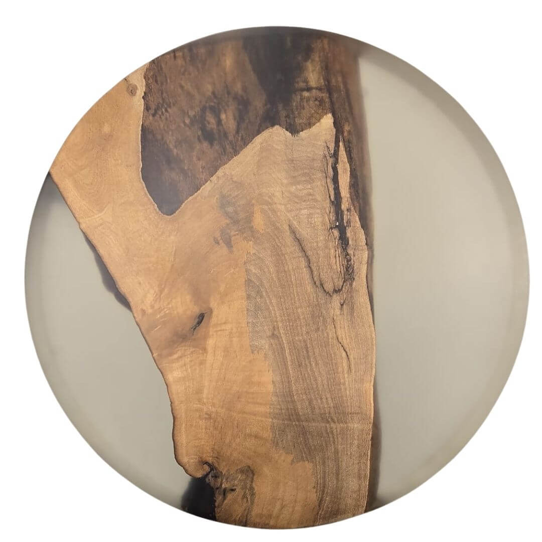 Rundt sofabord i valnød med mat epoxy – perfekt som sidebord eller kaffebord