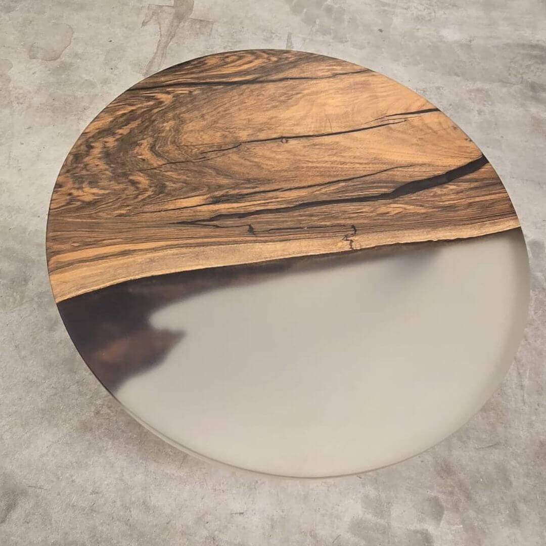 Håndlavet sofabord i valnød og mat epoxy med sort stålstel, Ø48 cm, 4 cm tyk