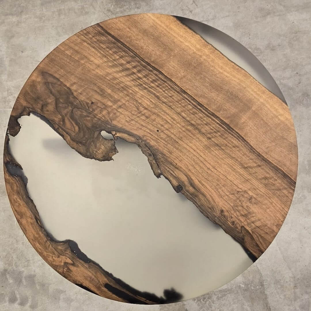 Valnød sofabord med mat epoxy, Ø48 cm, håndlavet i Danmark