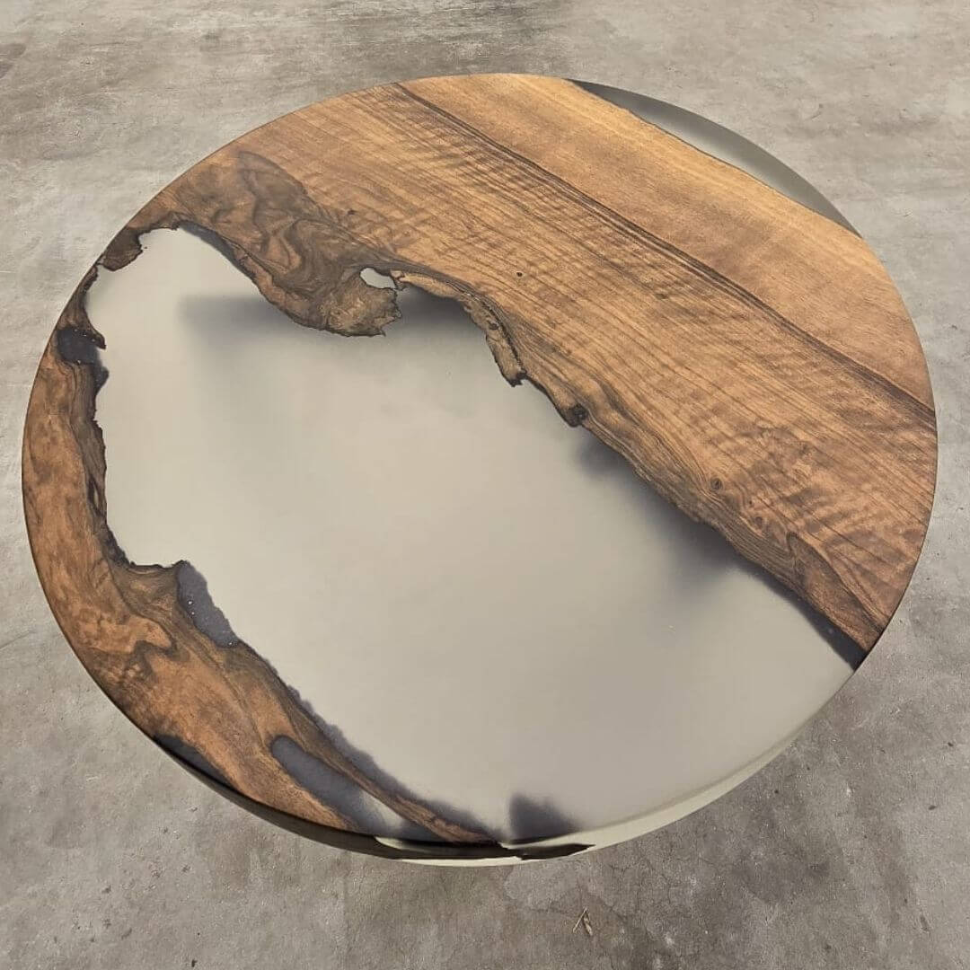 Unikt sidebord i valnød med mat epoxy og sorte stålben i hairpin-design