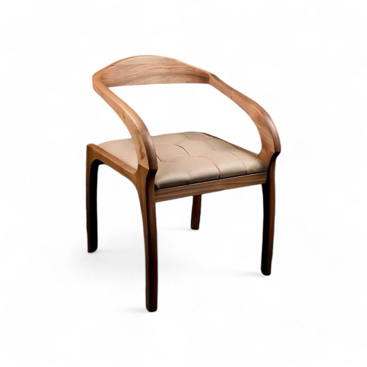 Nærbillede af spisebordsstol i valnød med brunt lædersæde og træarmlæn.