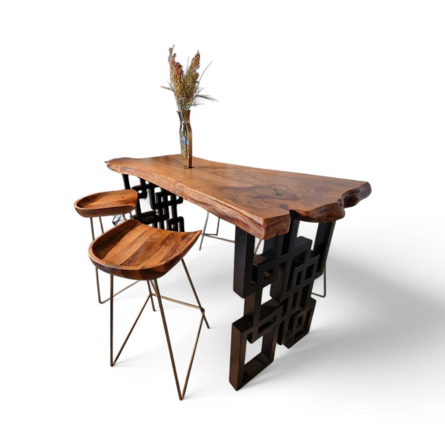 Barbord i valnød med 4 barstole og vase med tørrede blomster