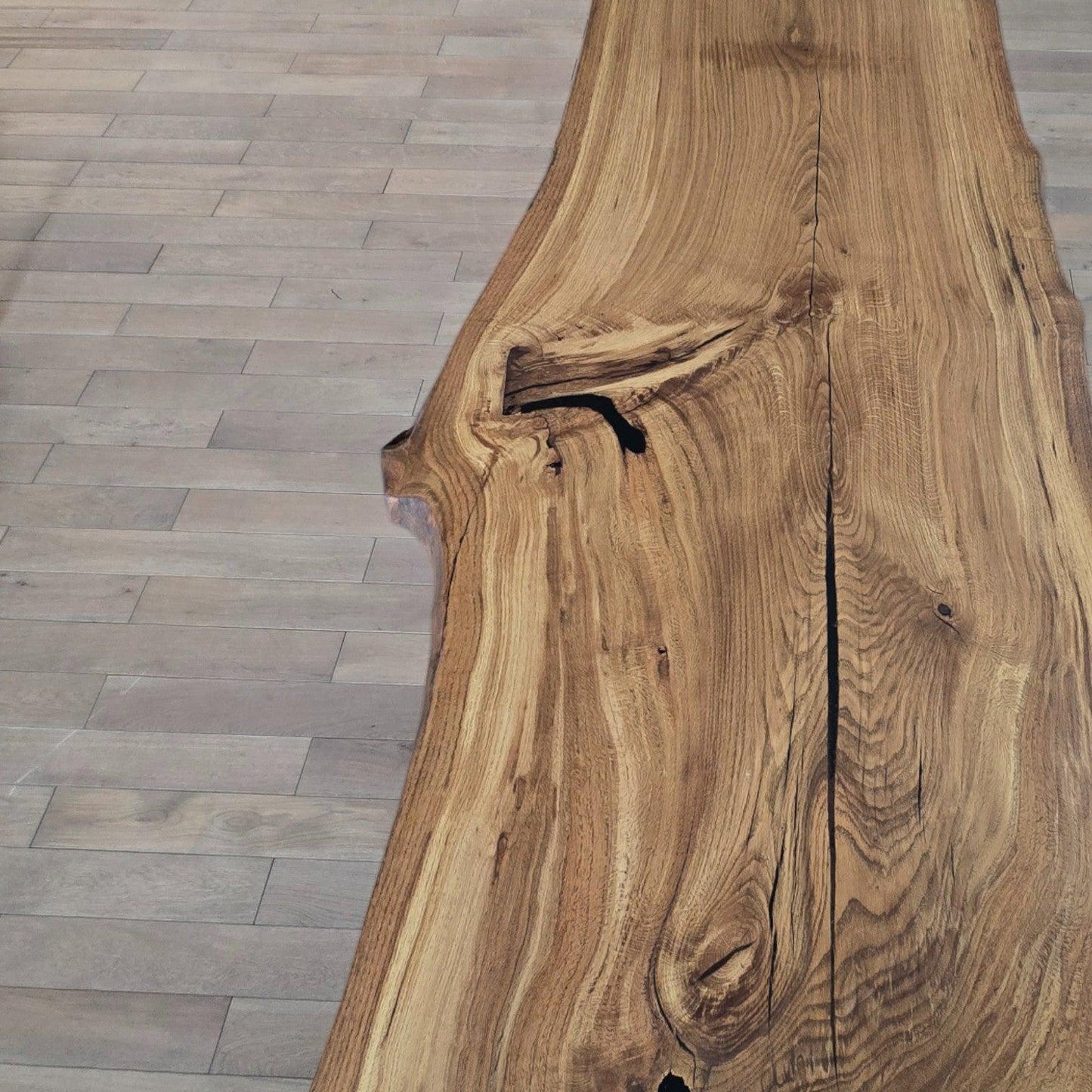 Detaljer af spisebord i eg med epoxy