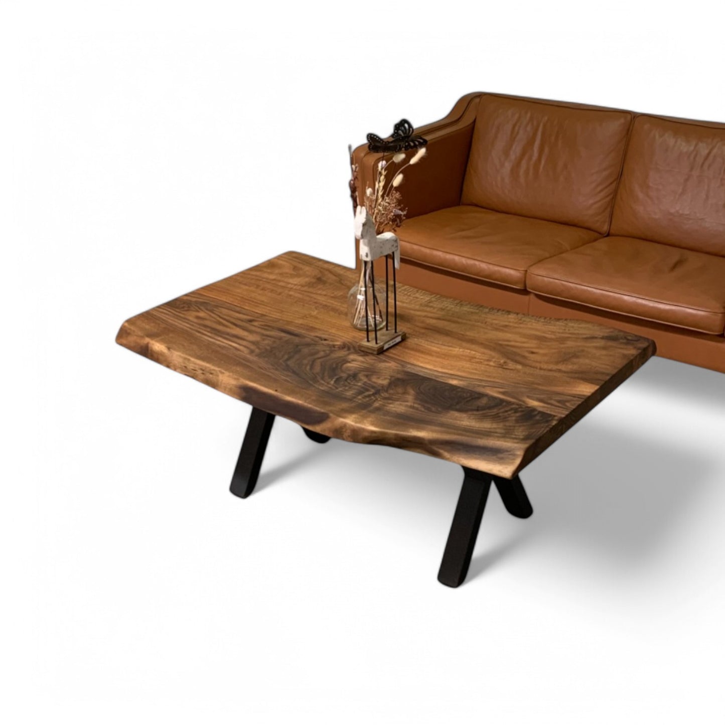 Naturplankebord i valnød med elegante detaljer