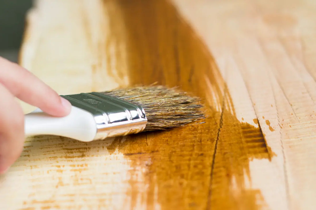 Oliebehandling vs. Sæbebehandling – Hvilken er Bedst til Dit Plankebord?