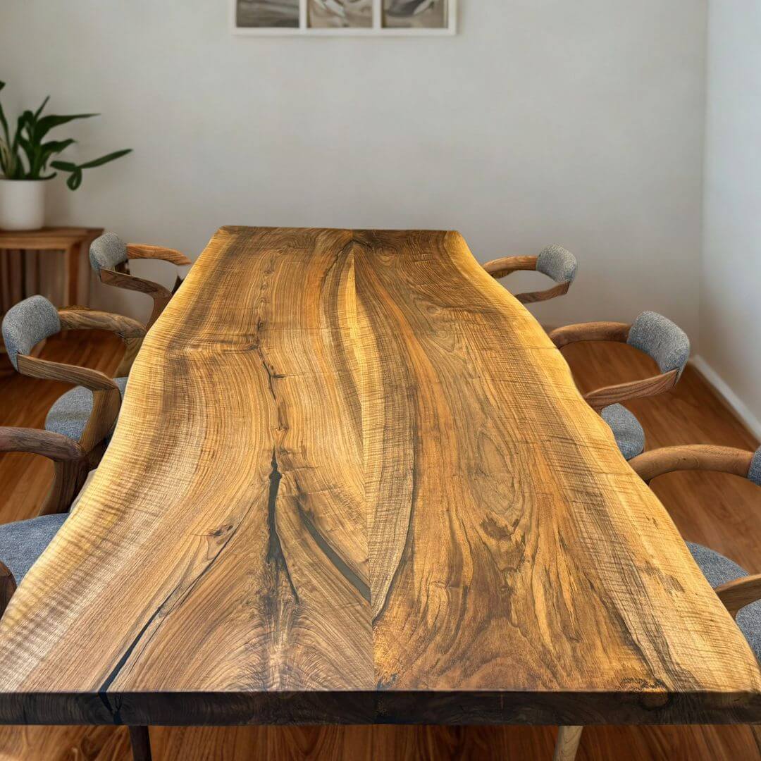 Plankebord i europæisk valnød - unikt træ med varme toner