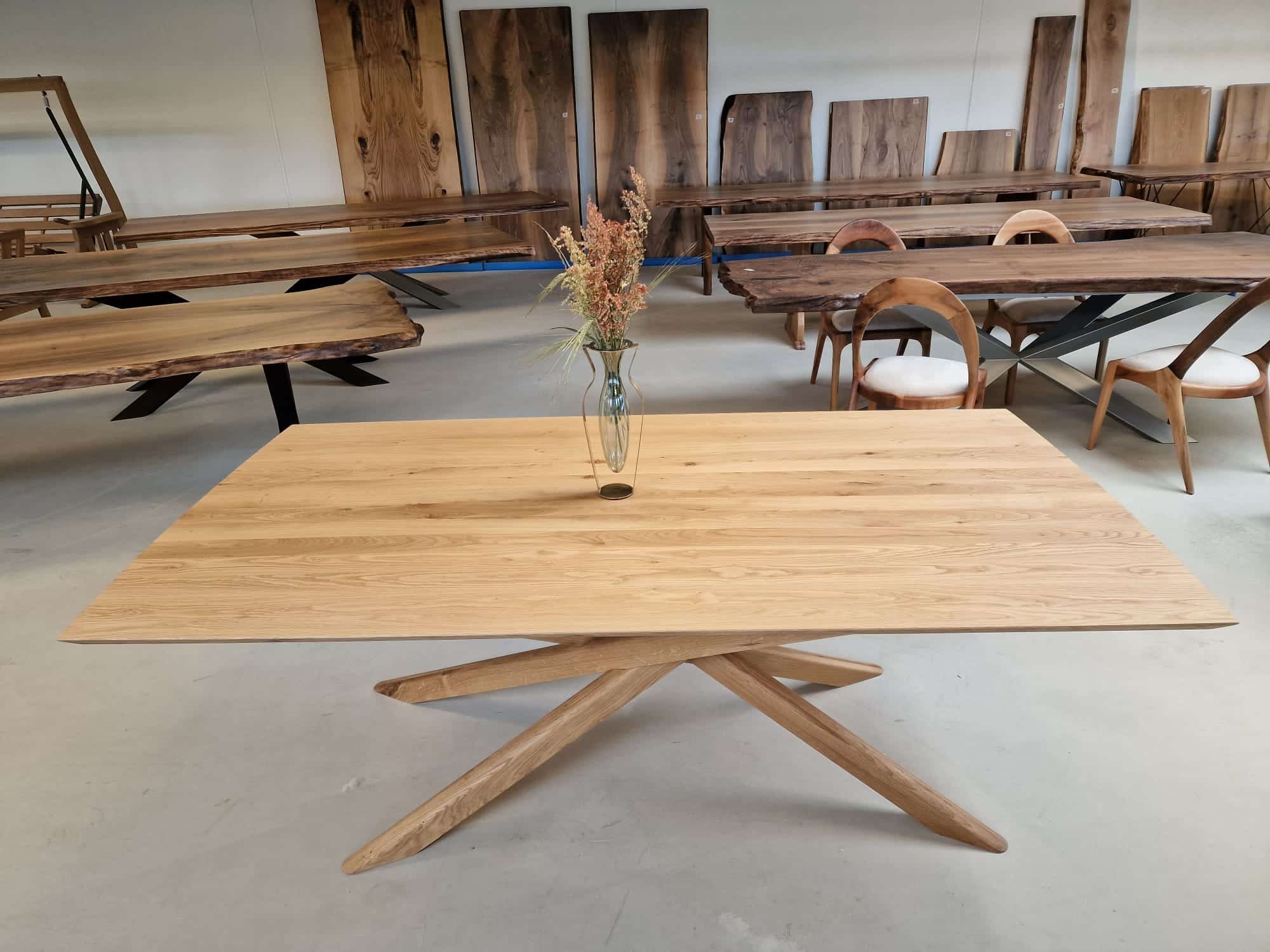Showroom salg af plankeborde i massivt eg, valnød og ask