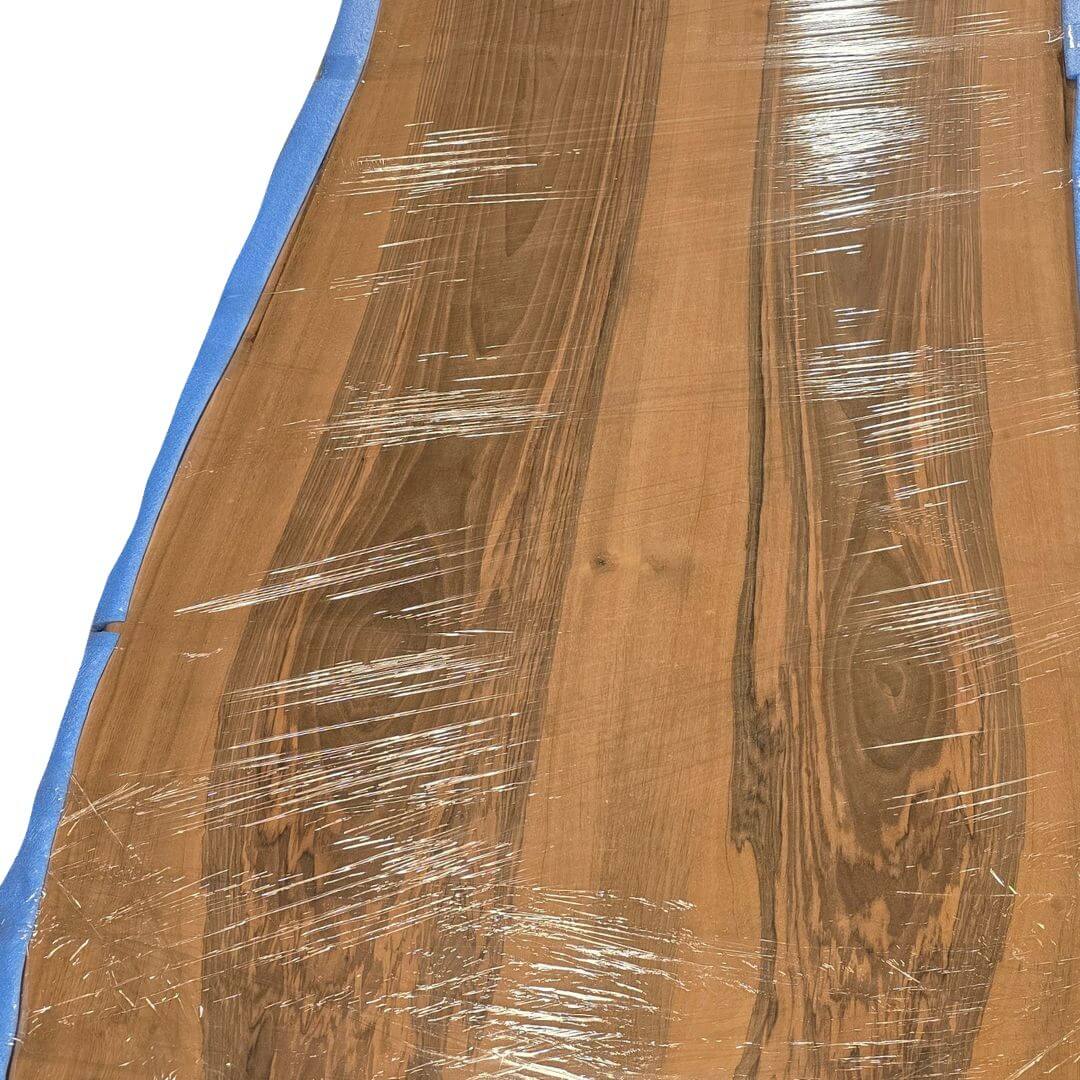 Plankebord i valnød under produktion – rå planke før oliering