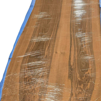 Plankebord i valnød under produktion – rå planke før oliering