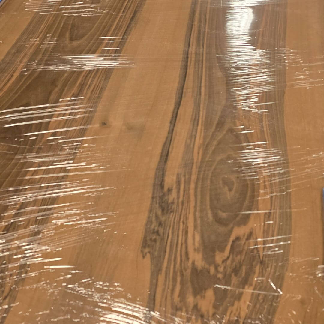 Rå valnøddeplanke på lager til plankebord med sort metalben