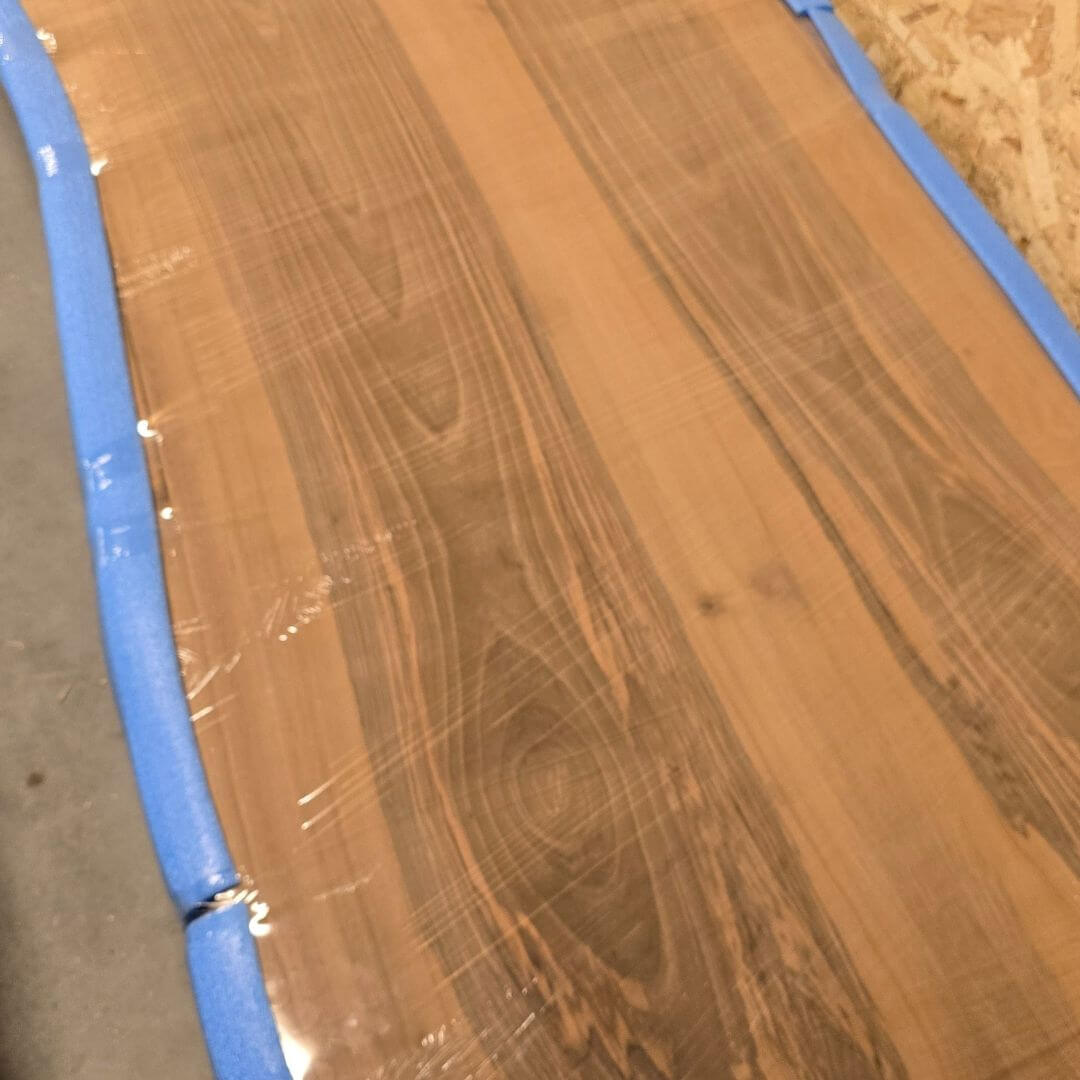 Massiv valnøddeplanke med naturkant – vælg din planke til plankebord