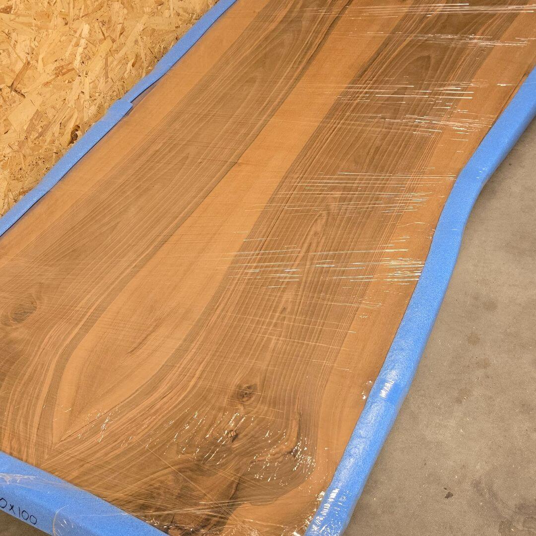 Rå planke i massiv europæisk valnød 240x100 cm klar til plankebord