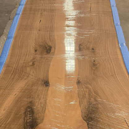 Plankebord i valnød under produktion – rå planke før oliering