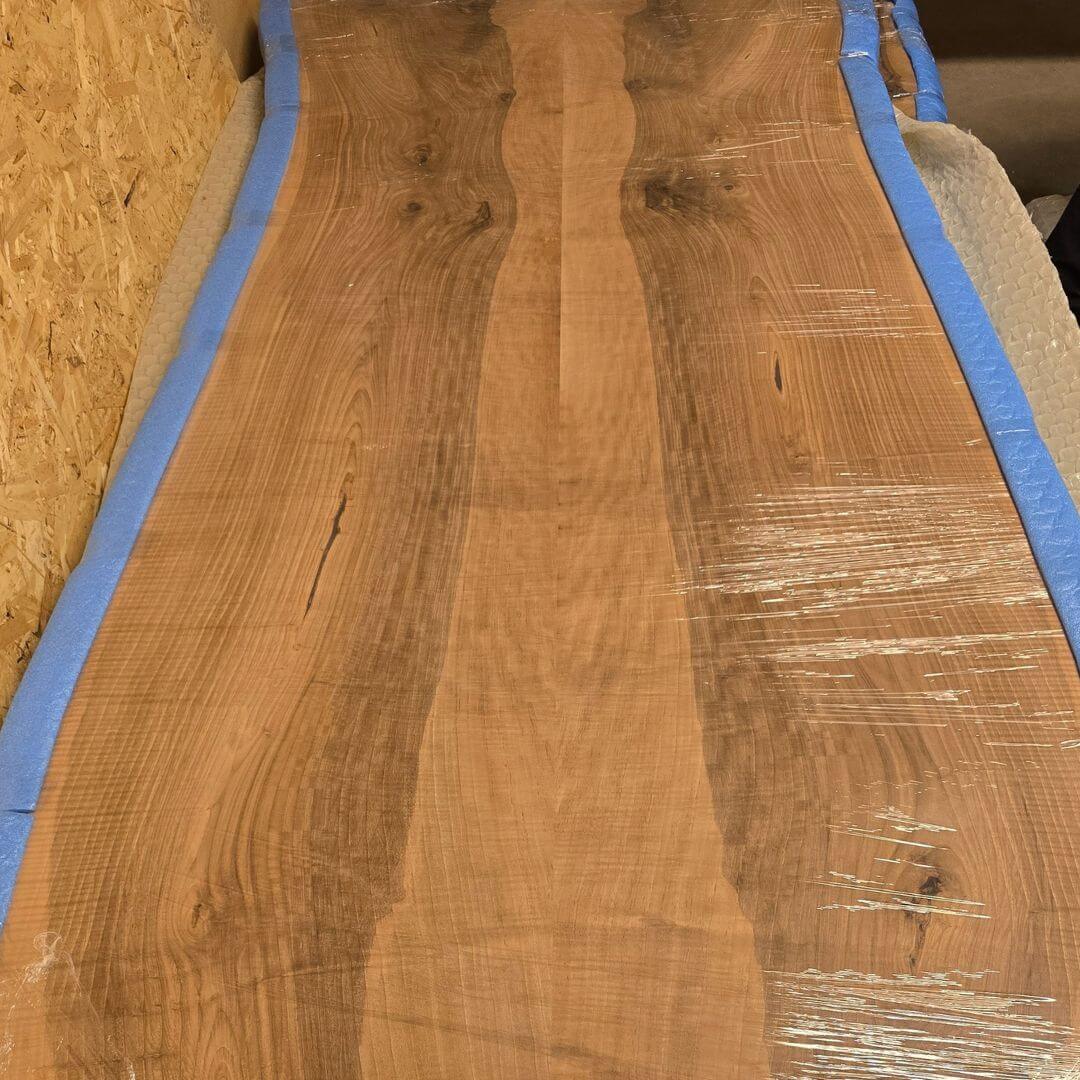 Unik europæisk valnød planke med naturkant til plankebord