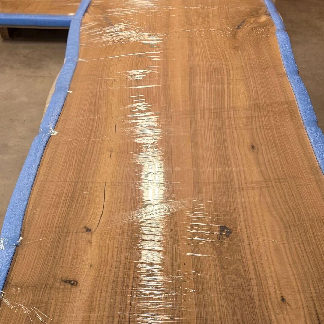 Rå planke i massiv europæisk valnød 260x100 cm klar til plankebord