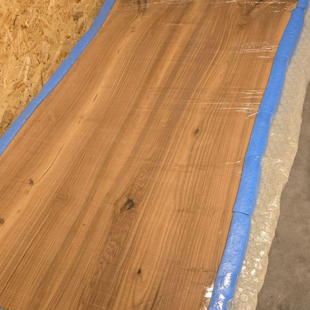 Plankebord i valnød under produktion – rå planke før oliering