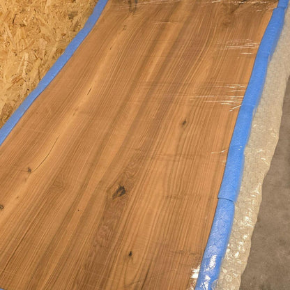 Plankebord i valnød under produktion – rå planke før oliering