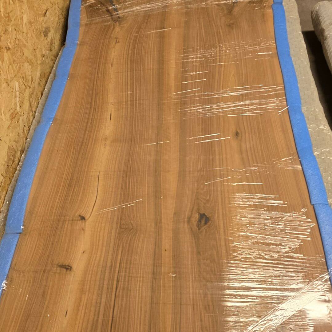 Unik europæisk valnød planke med naturkant til plankebord