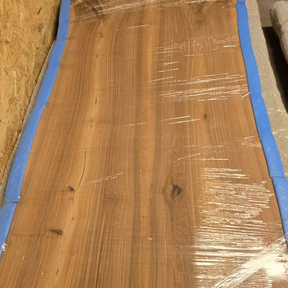 Unik europæisk valnød planke med naturkant til plankebord