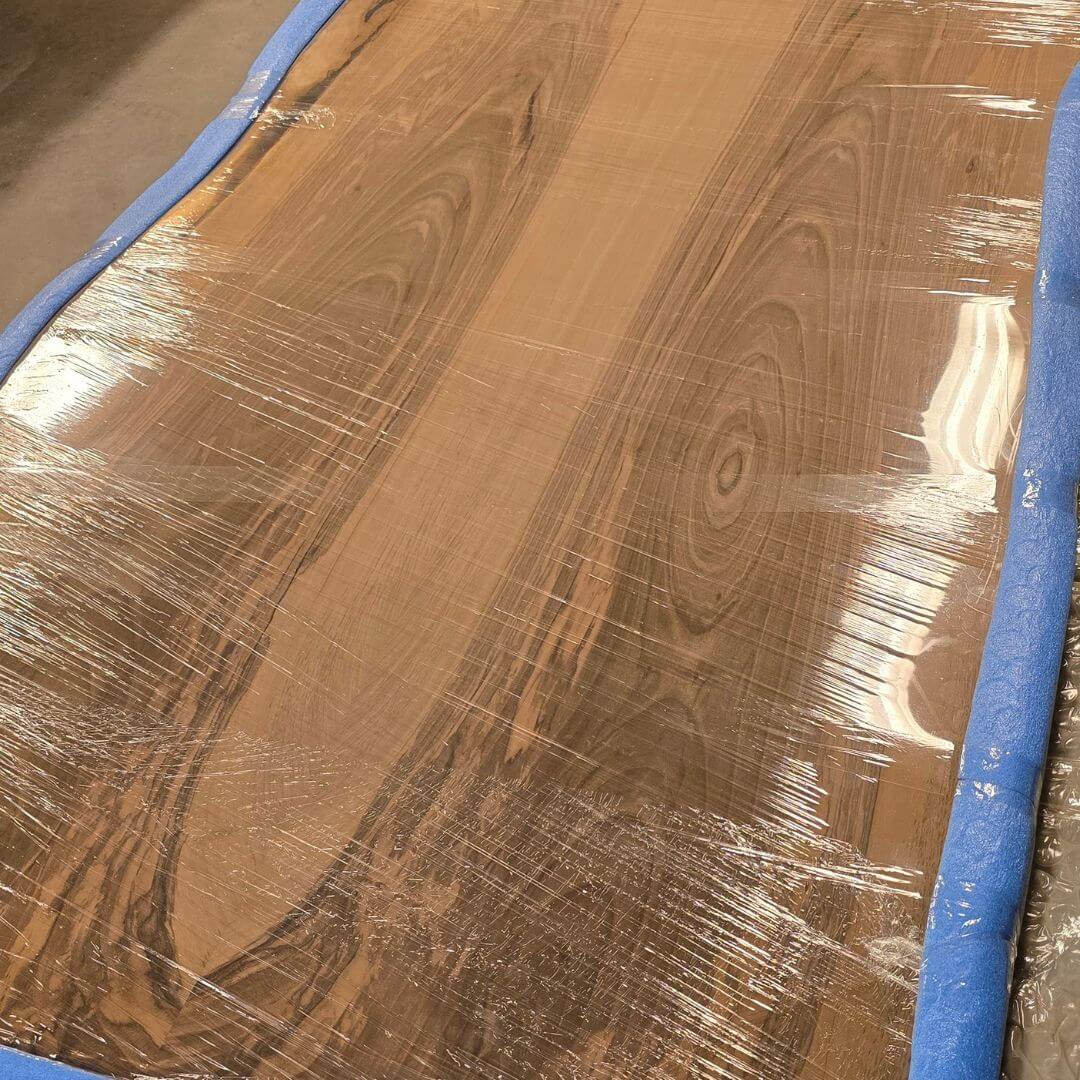 Rå planke i massiv europæisk valnød 270x100 cm klar til plankebord