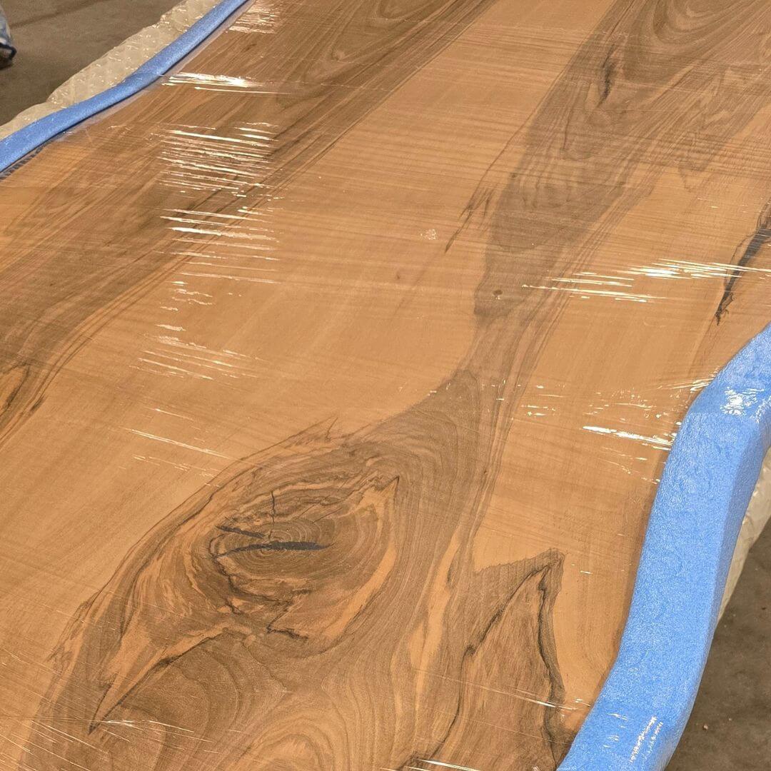 Plankebord i valnød under produktion – rå planke før oliering