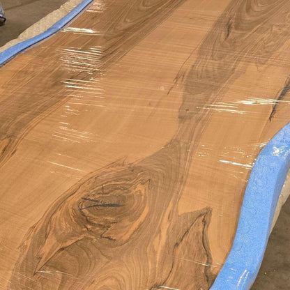 Plankebord i valnød under produktion – rå planke før oliering